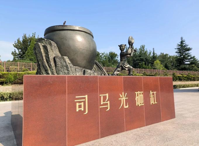 澳门城市大学研究生和司马光砸缸雕塑像猴与司马光砸缸雕塑在哪里