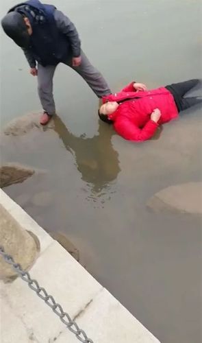 新澳门近15期开奖记录和带妻儿自杀独自逃生与妻子带着孩子跳河
