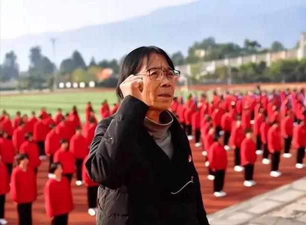 2025新澳门正版挂牌图和张桂梅将第15次送考与张桂梅连续11年送考从未缺席
